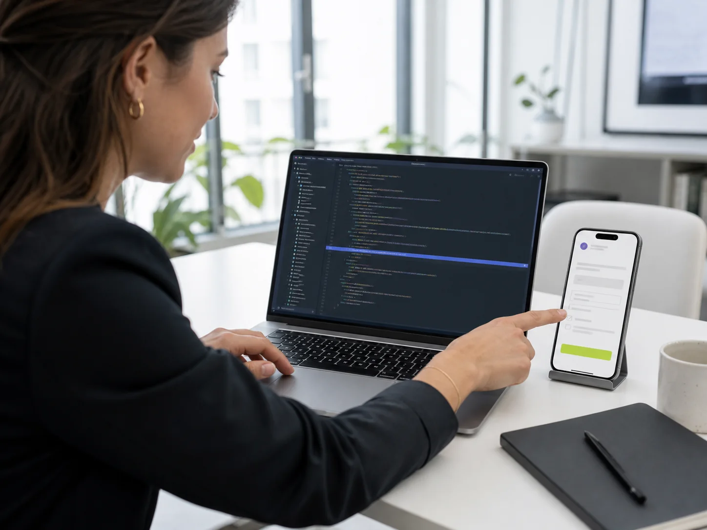 Une intégratrice vérifie le tracker sur un formulaire affiché sur mobile